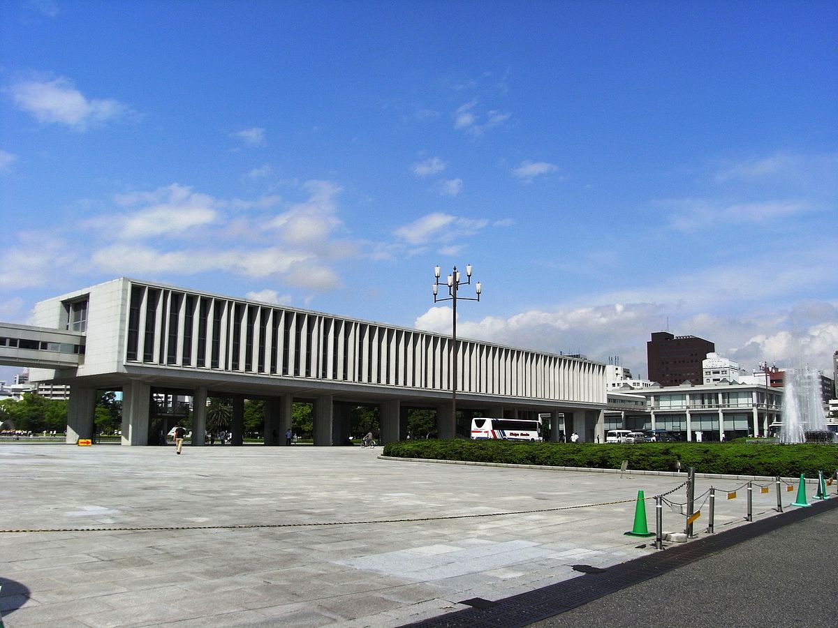 2_Hiroshima_Peace_Memorial_Museum_2008_02