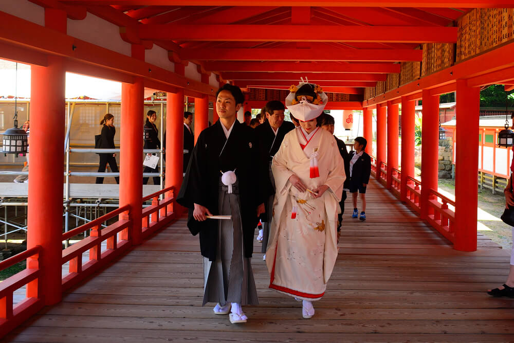 Японский невеста папа. Япония свадьбы Shinto Style. Свадебные церемонии Японии традиционная. Свадебная церемония в Японии традиции. Синтоизм свадьба в Японии.